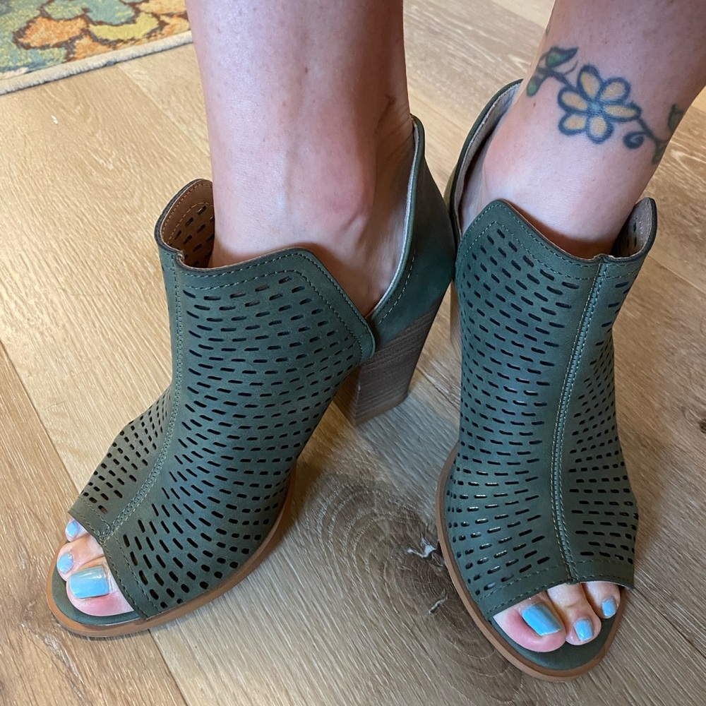 Open tow green dress up boots